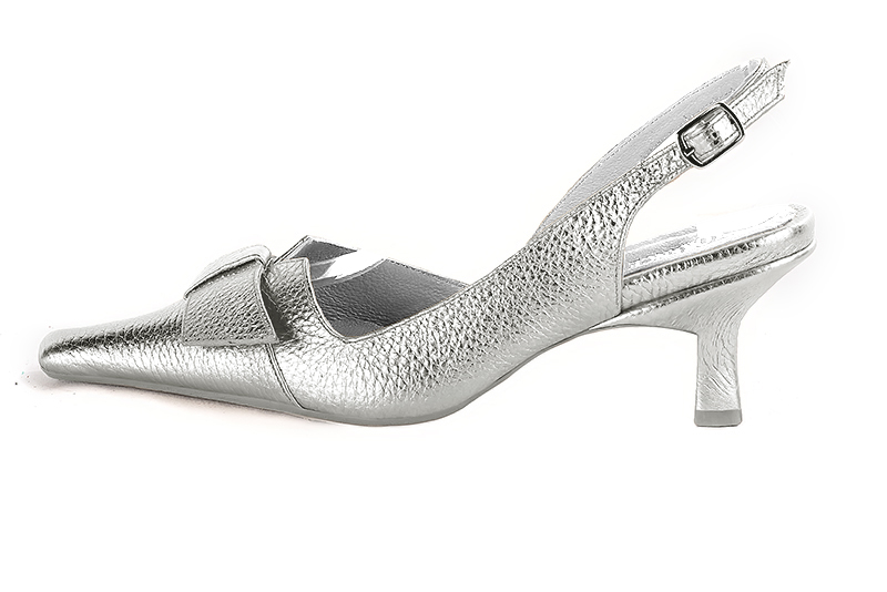 Light silver women's slingback shoes. Tapered toe. Medium spool heels. Profile view - Florence KOOIJMAN